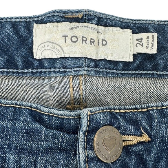 Rhinestone Denim Shorts Torrid Size 24 Stretch Blue Jean Cut Offs Medium Wash - Picture 3 of 8